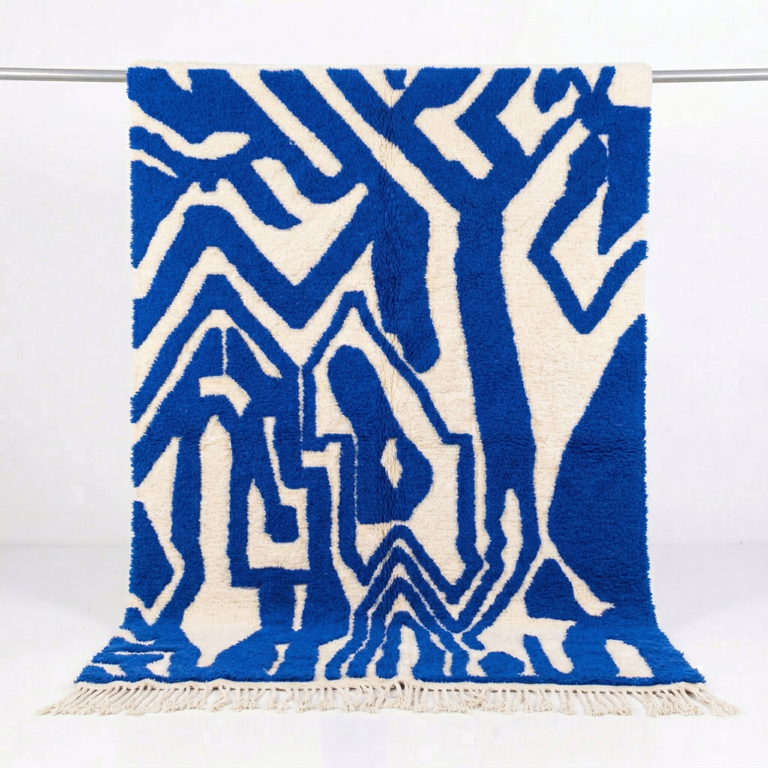 Tapis Beni Ouarain sur mesure - Motifs abstraits audacieux bleu cobalt et crème