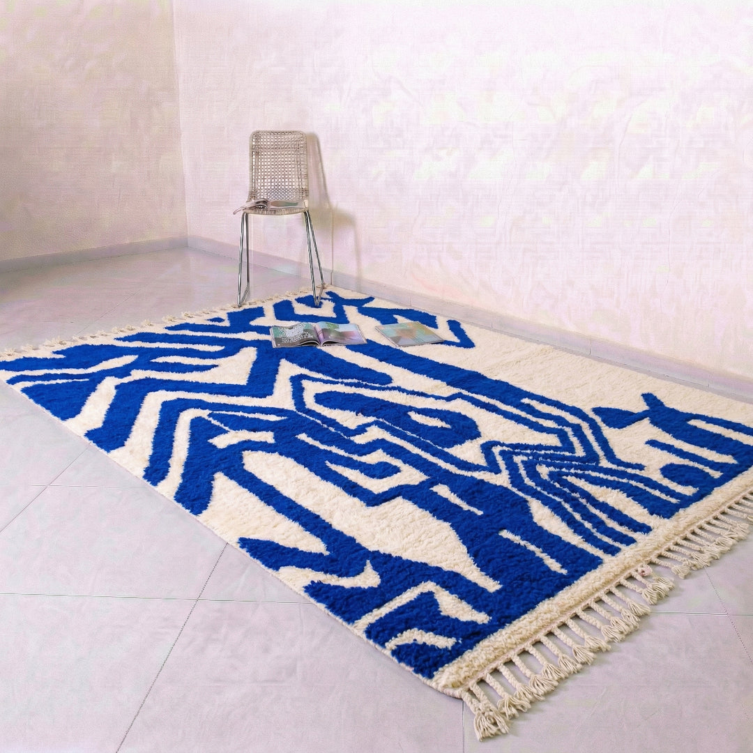 Tapis Beni Ouarain sur mesure - Motifs abstraits audacieux bleu cobalt et crème