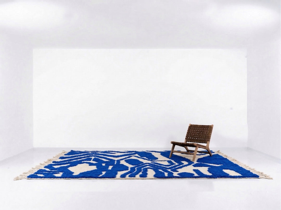 Tapis Beni Ouarain sur mesure - Motifs abstraits audacieux bleu cobalt et crème