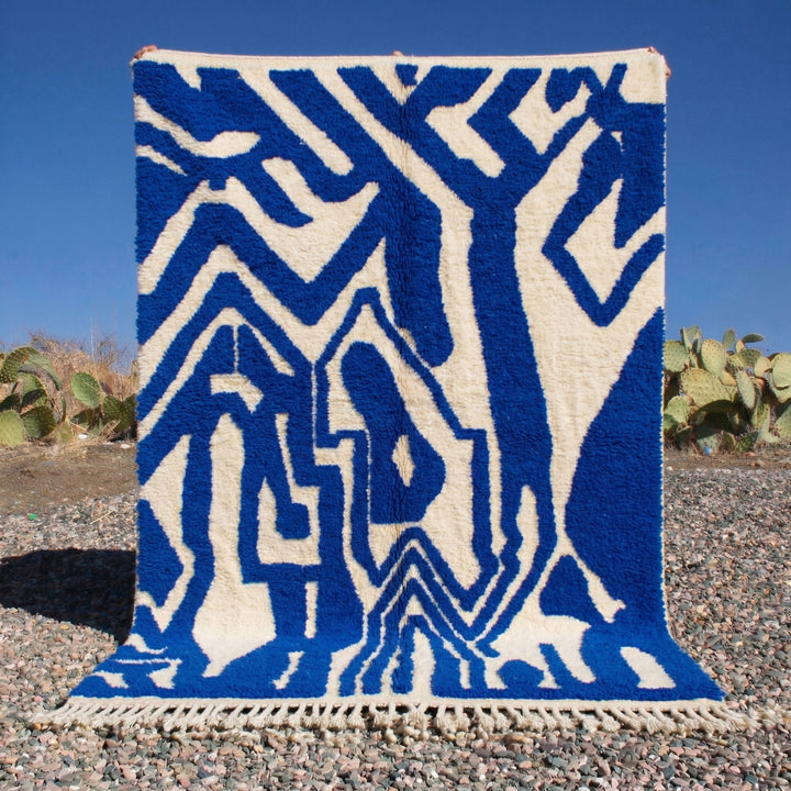 Tapis Beni Ouarain sur mesure - Motifs abstraits audacieux bleu cobalt et crème