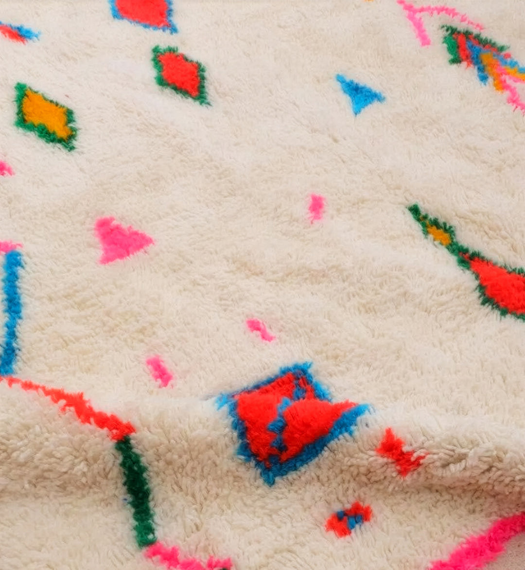 Tapis Azilal Authentique et Personnalisé : Mosaïque Tribale Néon Maximaliste