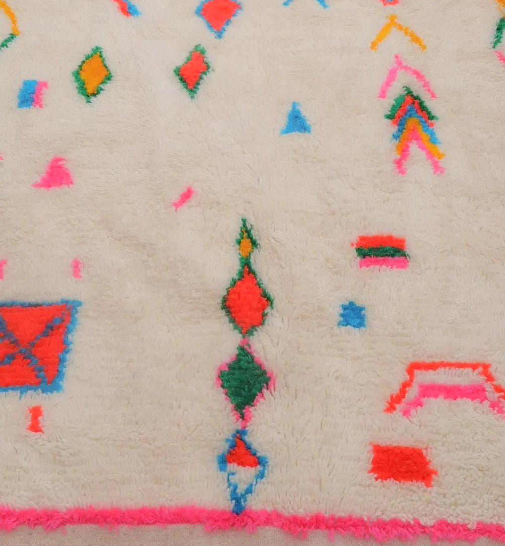Tapis Azilal Authentique et Personnalisé : Mosaïque Tribale Néon Maximaliste