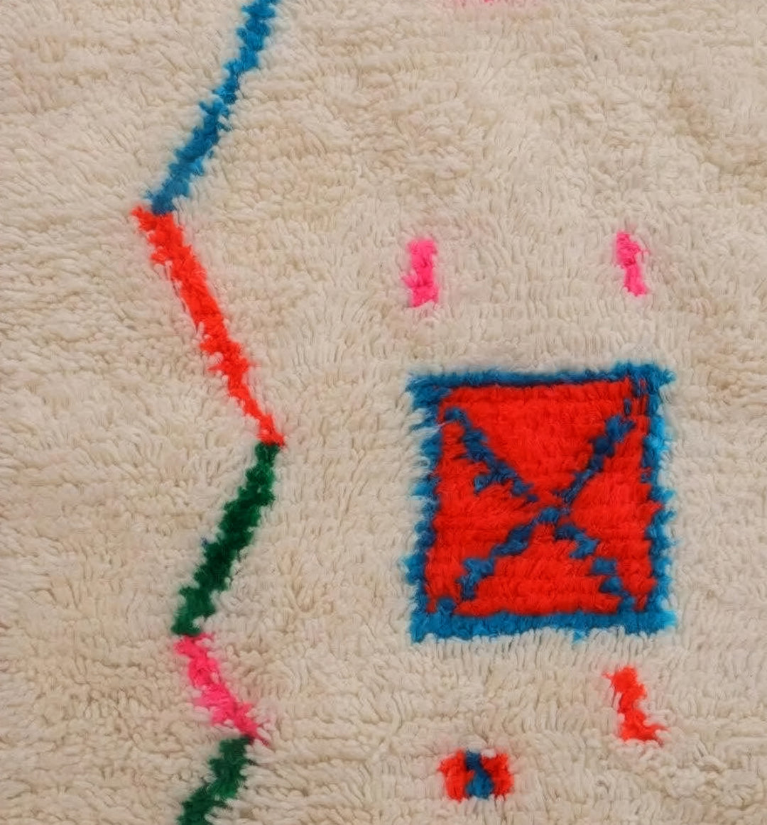 Tapis Azilal Authentique et Personnalisé : Mosaïque Tribale Néon Maximaliste