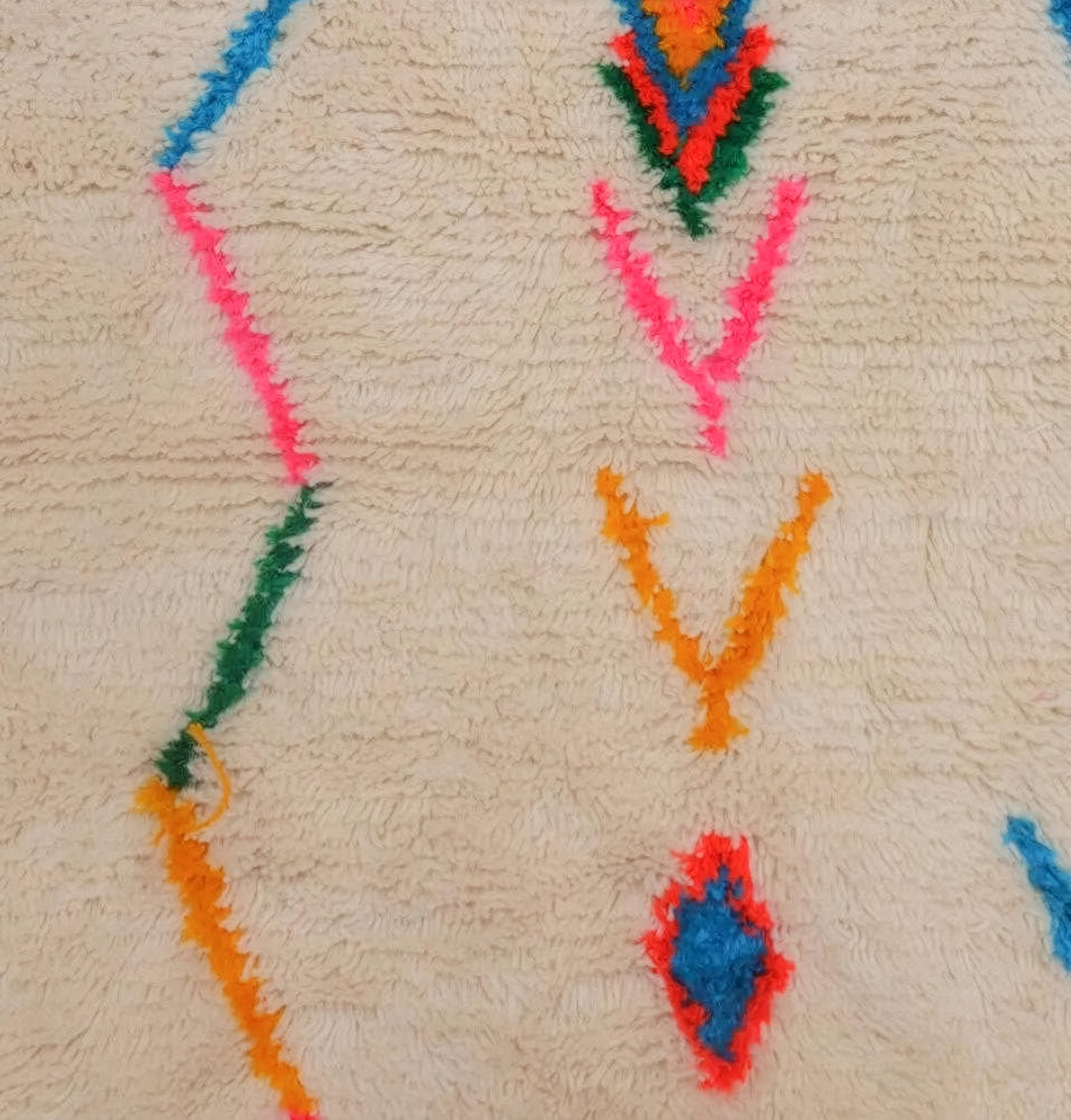 Tapis Azilal Authentique et Personnalisé : Mosaïque Tribale Néon Maximaliste