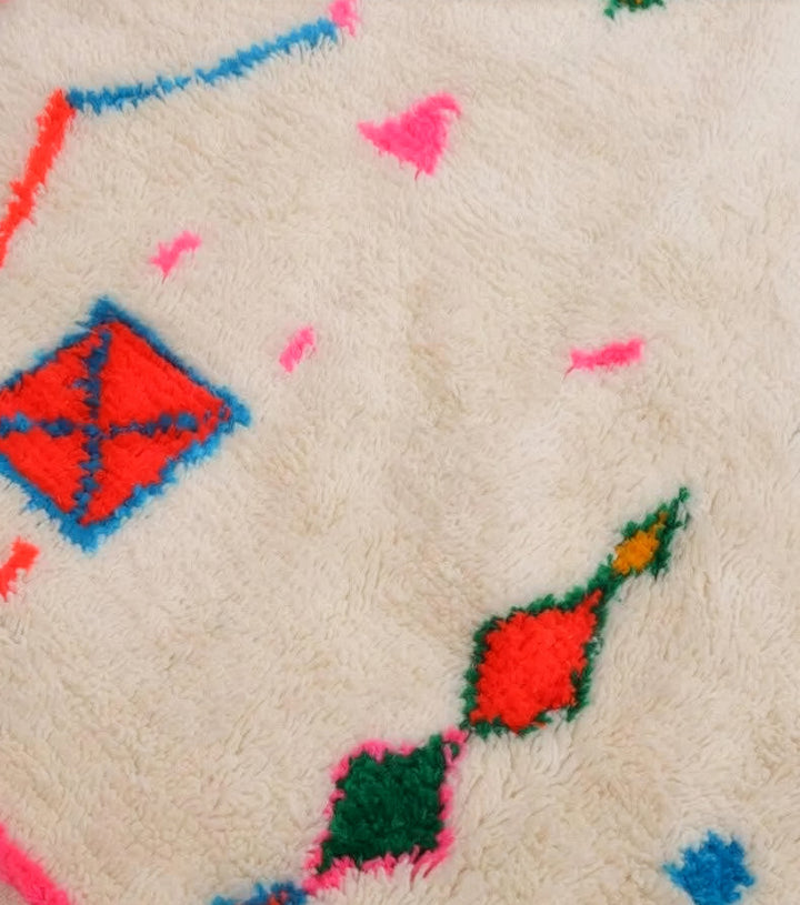 Tapis Azilal Authentique et Personnalisé : Mosaïque Tribale Néon Maximaliste