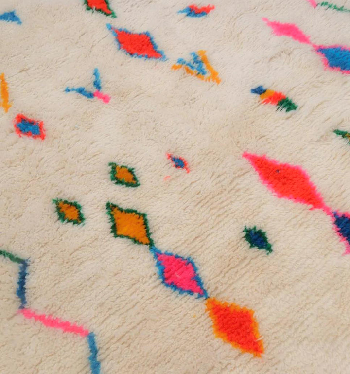 Tapis Azilal Authentique et Personnalisé : Mosaïque Tribale Néon Maximaliste