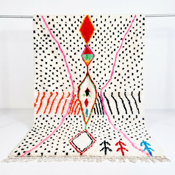 Tapis Azilal Authentique et Personnalisé – Toile Pointillée Ludique et Centre Diamant Vibrant