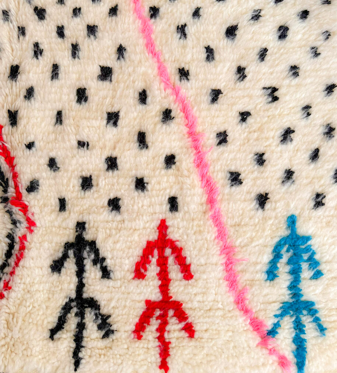 Tapis Azilal Authentique et Personnalisé – Toile Pointillée Ludique et Centre Diamant Vibrant