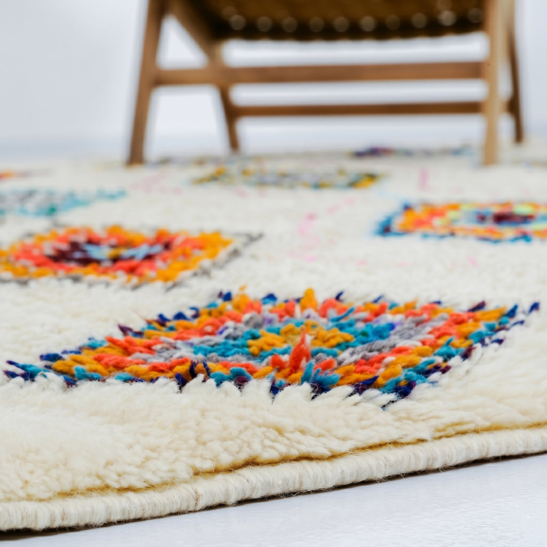 Tapis Azilal Authentique et Personnalisé – Mosaïque Tribale Vibrante