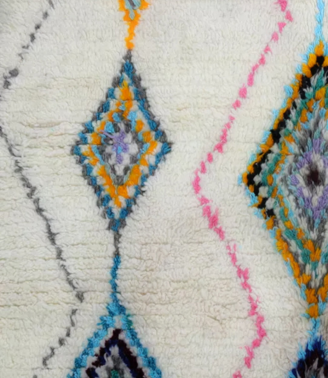 Tapis Azilal Authentique et Personnalisé – Mosaïque Tribale Vibrante