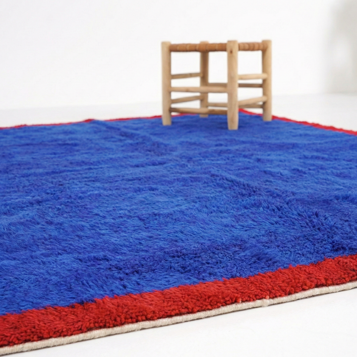 Tapis Beni Mrirt sur mesure | Bleu cobalt et bordure rouge