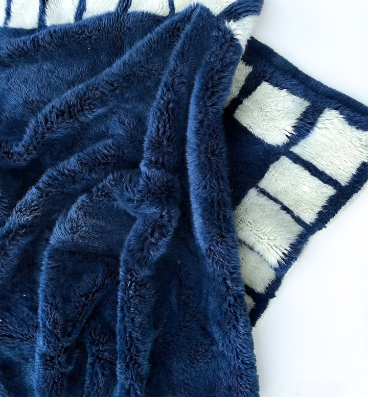Tapis Beni Mrirt sur mesure | Carreaux bleu indigo et crème