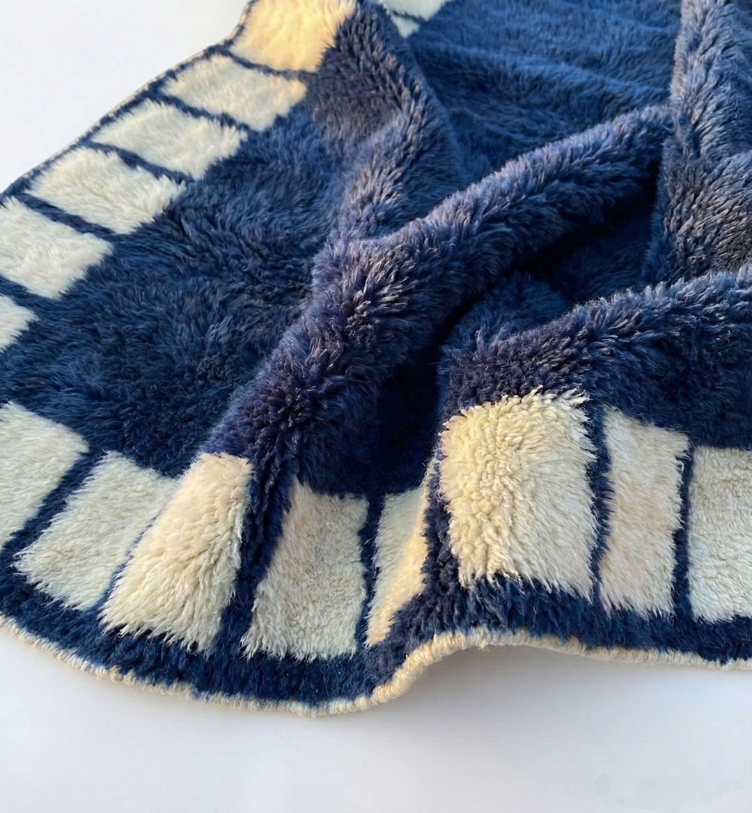 Tapis Beni Mrirt sur mesure | Carreaux bleu indigo et crème