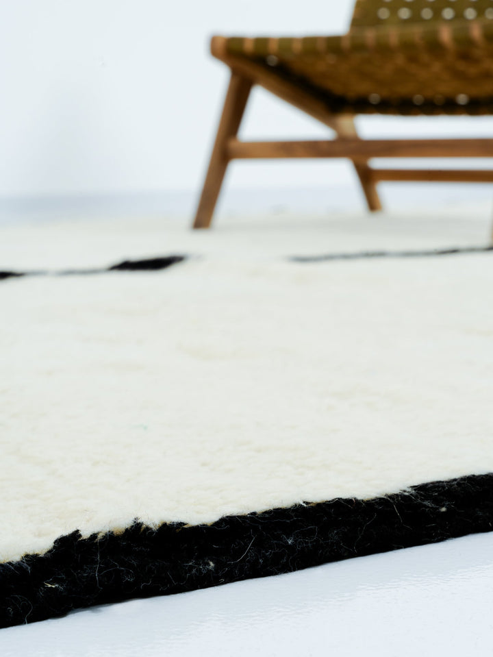 Custom Beni Mrirt Rug | Minimalist Single Stripe