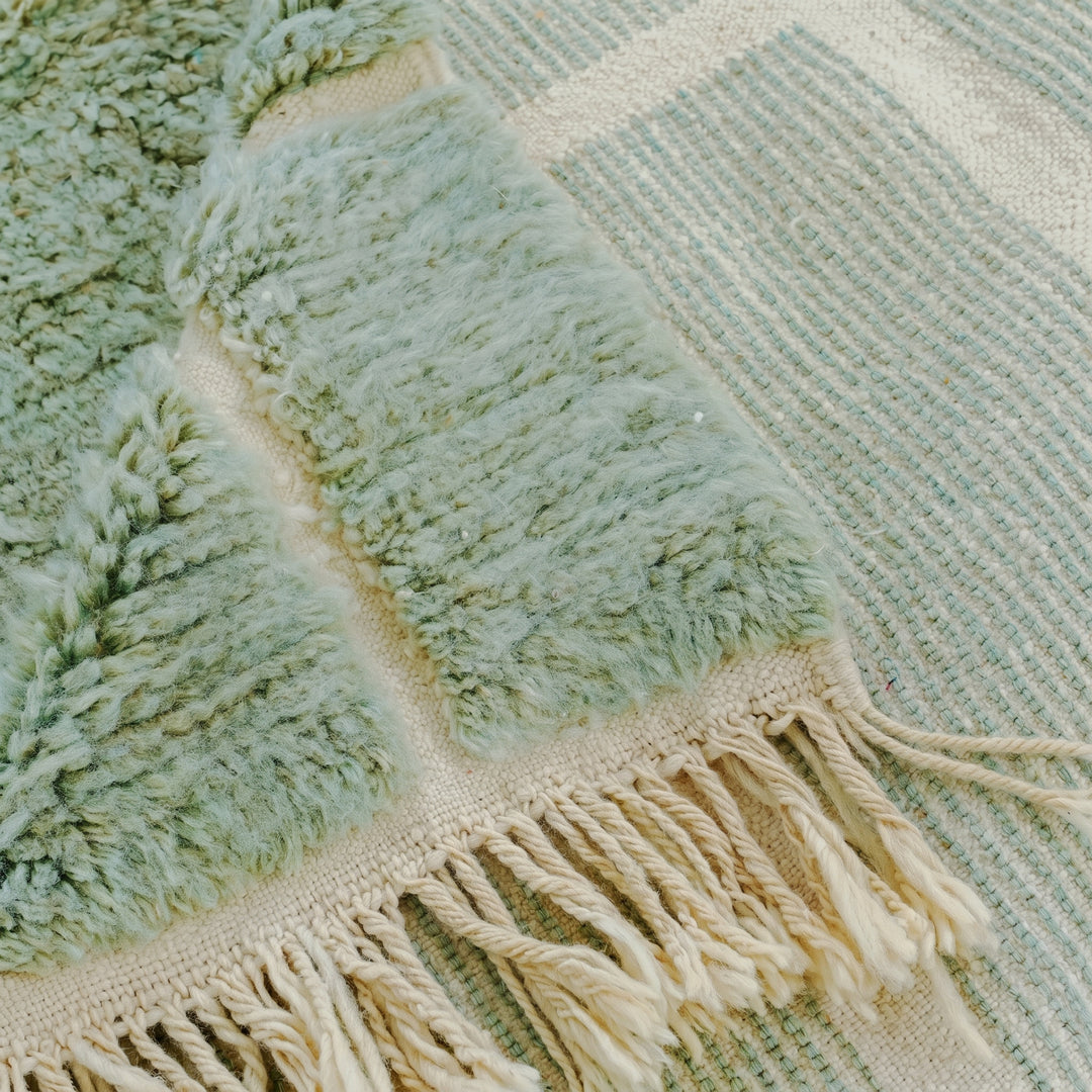 Tapis Beni Mrirt sur mesure | Tapis architectural vert sauge