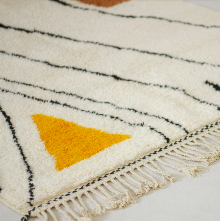 Tapis Beni Ouarain sur mesure | Art linéaire abstrait avec des accents moutarde, sarcelle et rouille