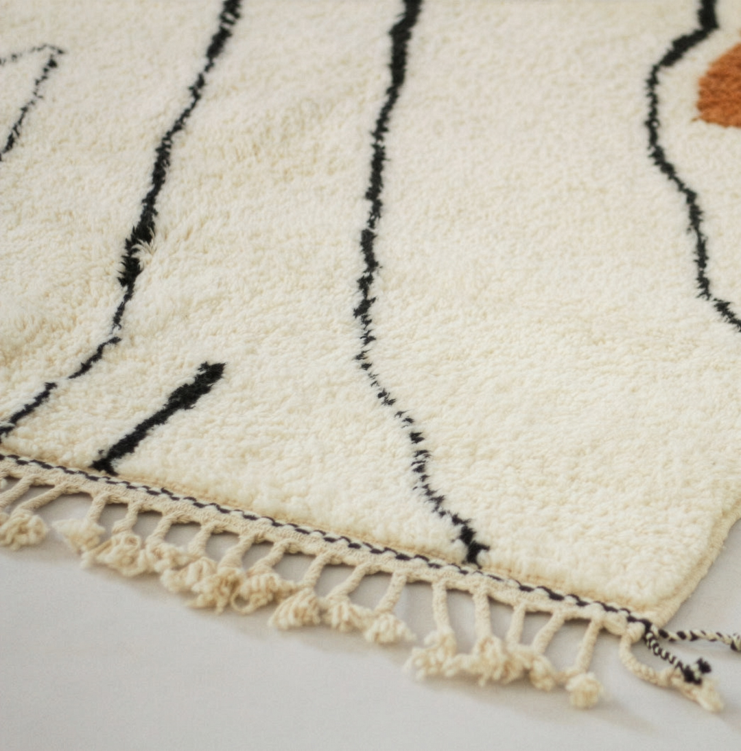 Tapis Beni Ouarain sur mesure | Art linéaire abstrait avec des accents moutarde, sarcelle et rouille