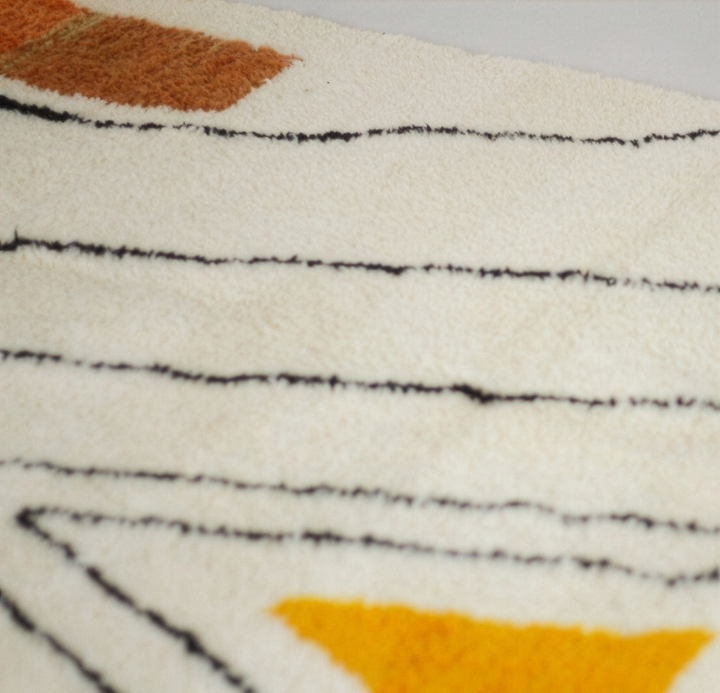 Tapis Beni Ouarain sur mesure | Art linéaire abstrait avec des accents moutarde, sarcelle et rouille