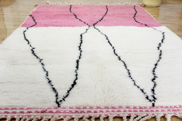 Tapis Beni Ourain personnalisé | Art linéaire abstrait avec bloc de couleur rose