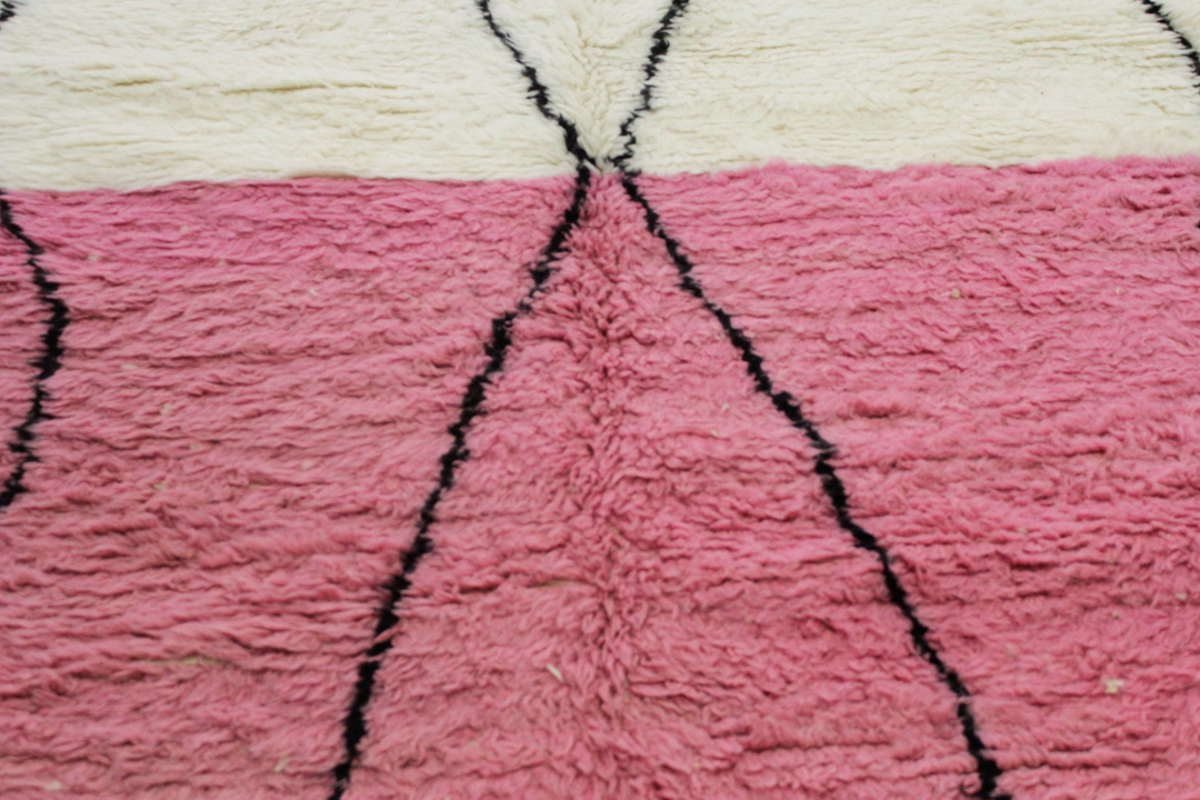 Tapis Beni Ourain personnalisé | Art linéaire abstrait avec bloc de couleur rose