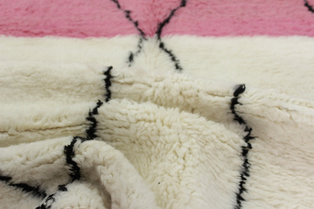 Tapis Beni Ourain personnalisé | Art linéaire abstrait avec bloc de couleur rose