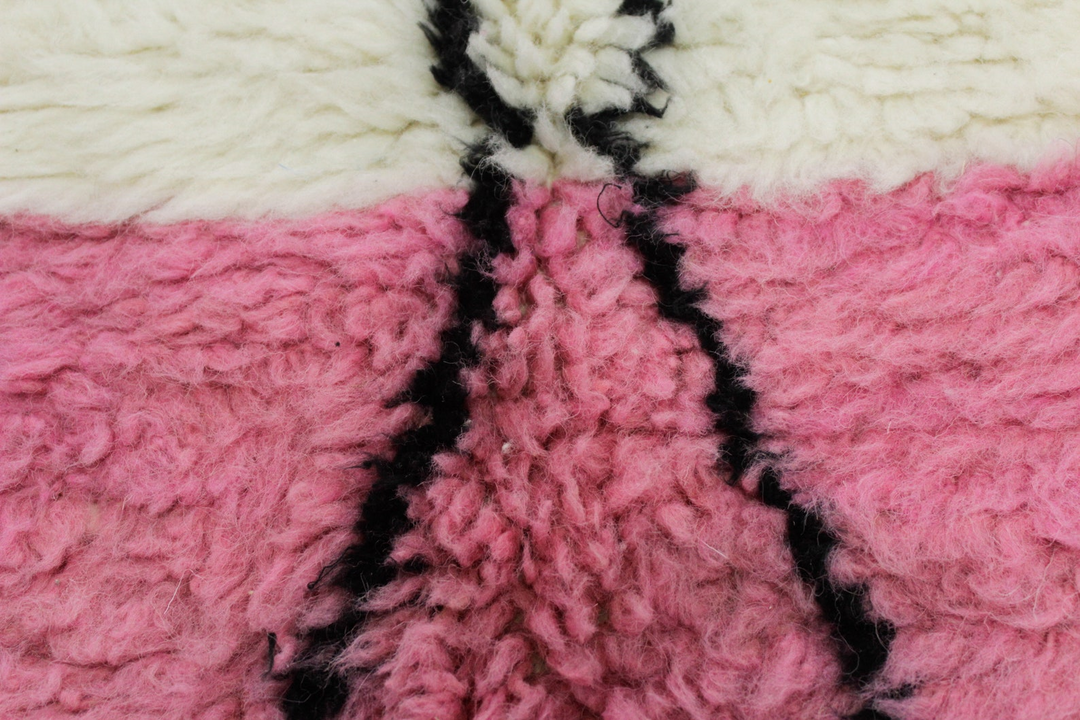 Tapis Beni Ourain personnalisé | Art linéaire abstrait avec bloc de couleur rose