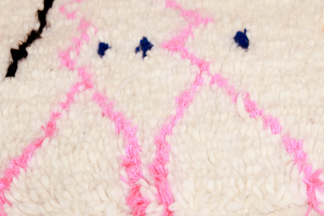 Tapis Beni Ourain personnalisé | Diamant rose abstrait et dessin au trait noir