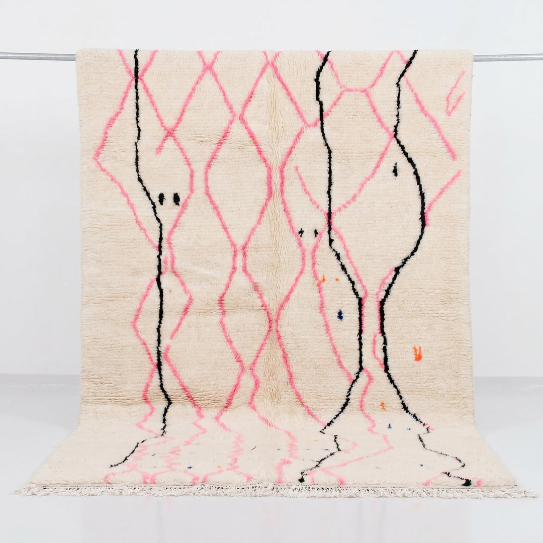 Tapis Beni Ourain personnalisé | Diamant rose abstrait et dessin au trait noir