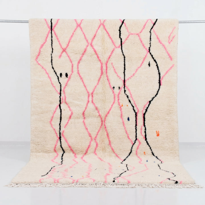 Tapis Beni Ourain personnalisé | Diamant rose abstrait et dessin au trait noir