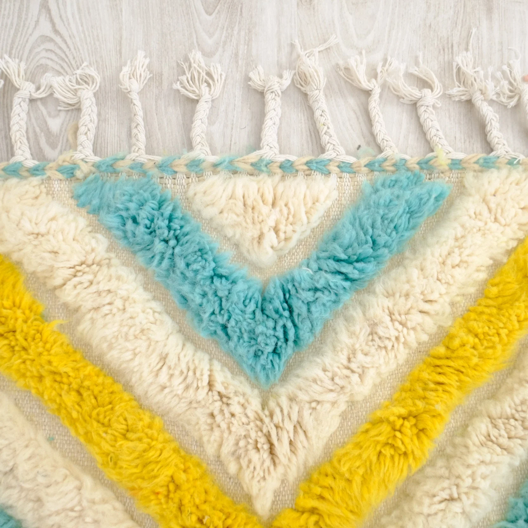 Tapis Beni Ourain personnalisé | Laine crème avec zigzag turquoise et jaune