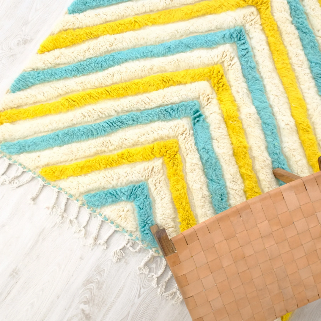 Tapis Beni Ourain personnalisé | Laine crème avec zigzag turquoise et jaune