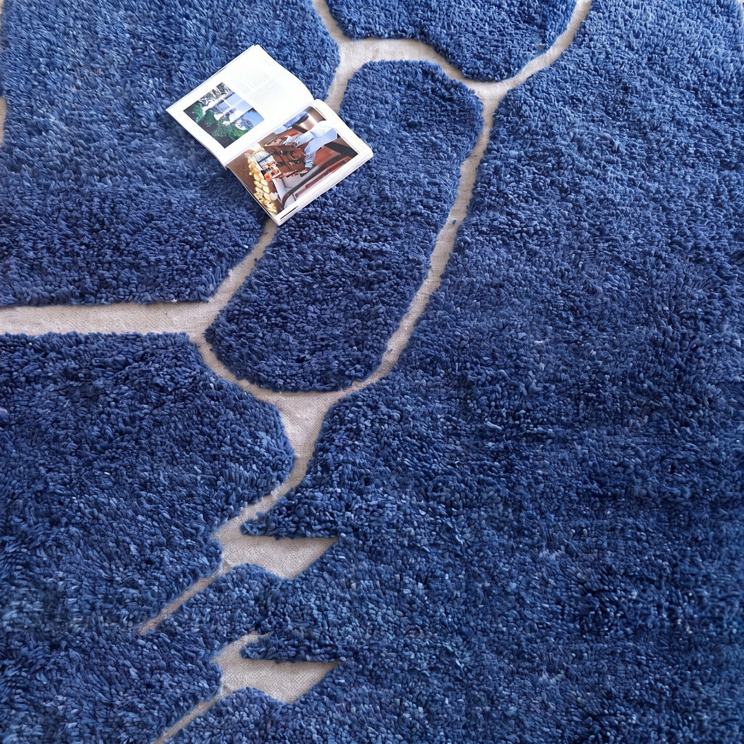 Tapis Beni Ourain personnalisé | Art abstrait en lignes bleu intense
