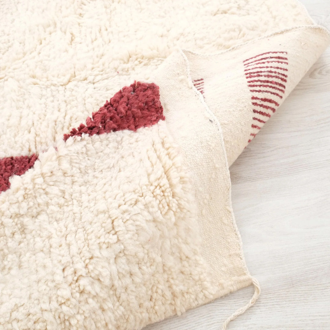 Tapis Beni Ourain sur mesure | Motif abstrait rouge profond