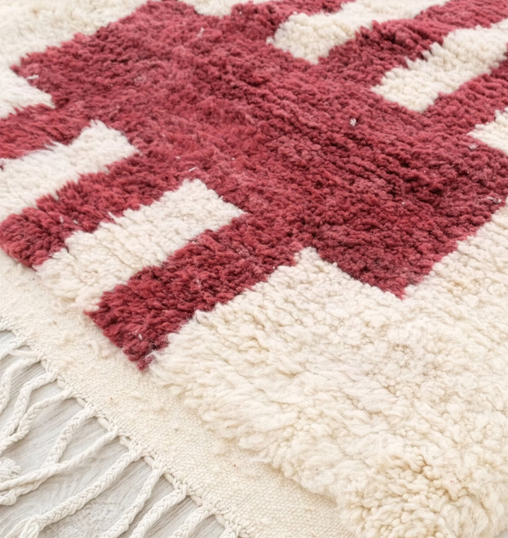 Tapis Beni Ourain sur mesure | Motif abstrait rouge profond