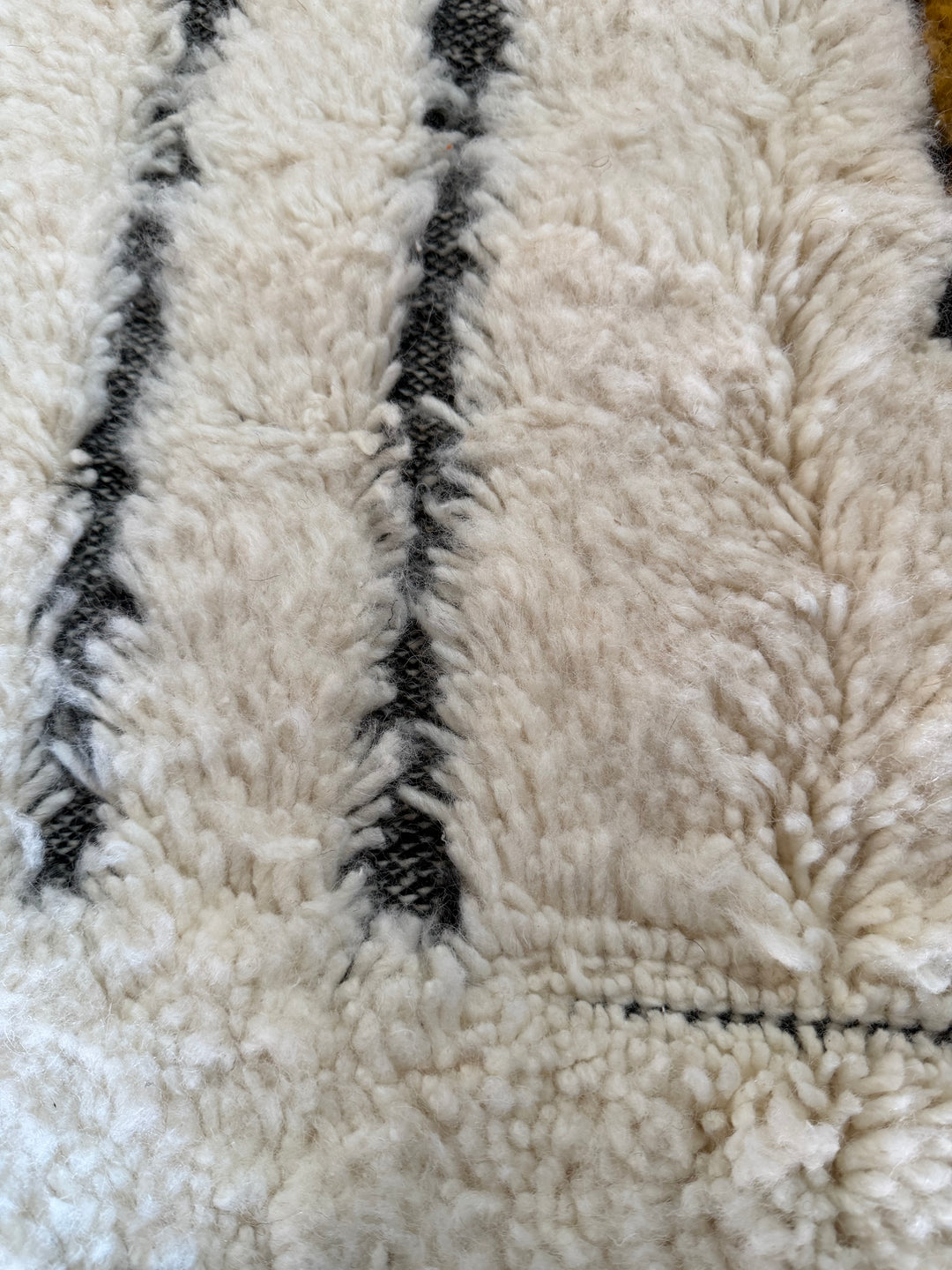 Tapis Beni Ouarain sur mesure | Blocs de couleur minimalistes camel et lignes noires