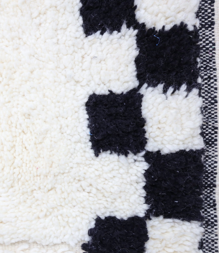 Tapis Beni Ourain sur mesure – Crème naturelle avec bordure à damier noire