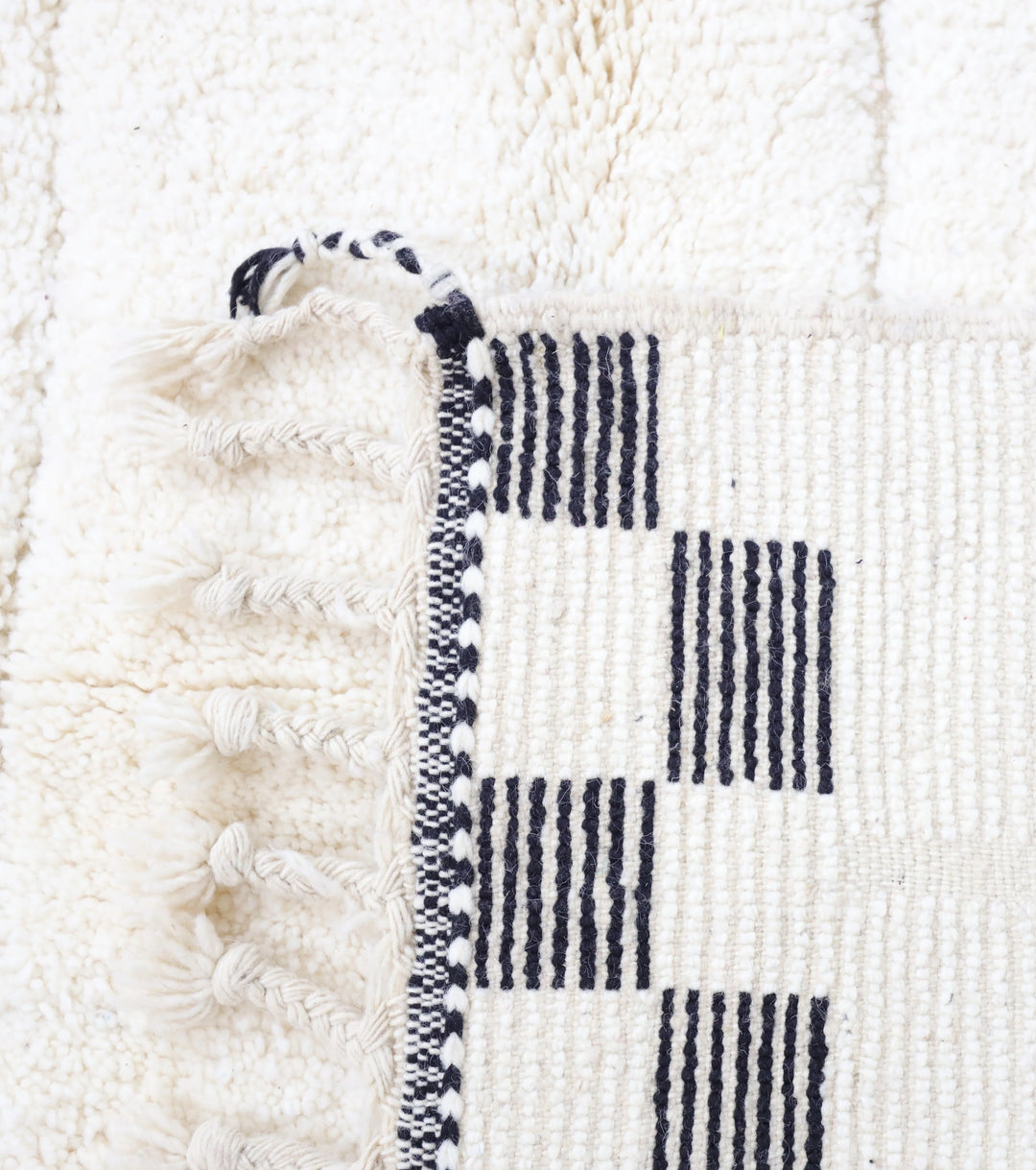 Tapis Beni Ourain sur mesure – Crème naturelle avec bordure à damier noire