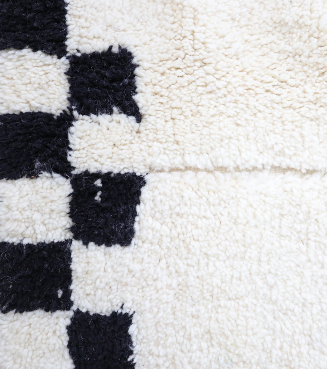 Tapis Beni Ourain sur mesure – Crème naturelle avec bordure à damier noire