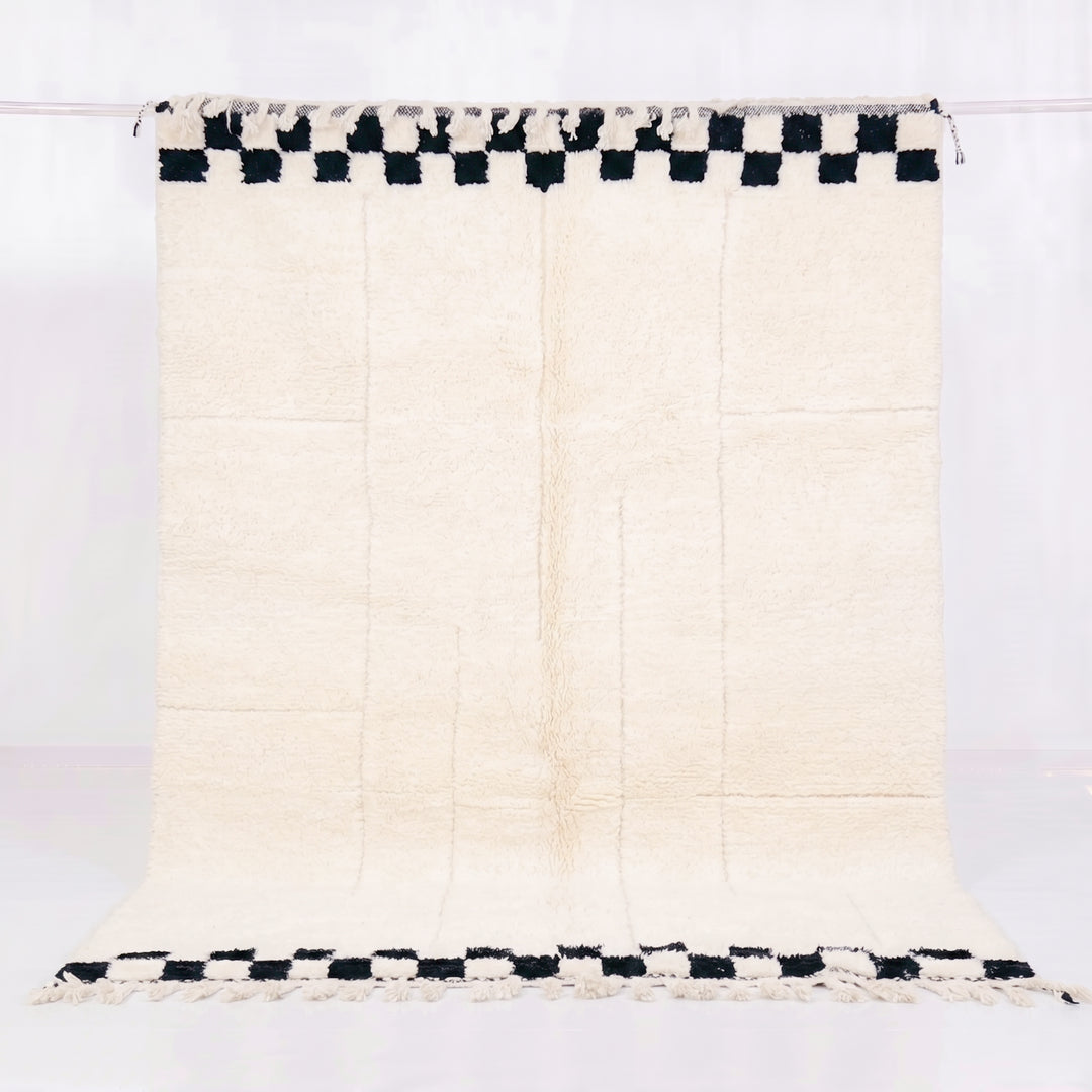 Tapis Beni Ourain sur mesure – Crème naturelle avec bordure à damier noire