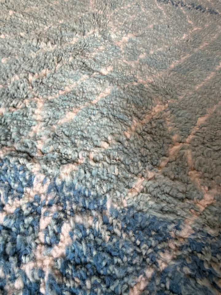 Tapis Béni Ouarain sur mesure | Poils longs bleu océan et turquoise | Treillis blanc