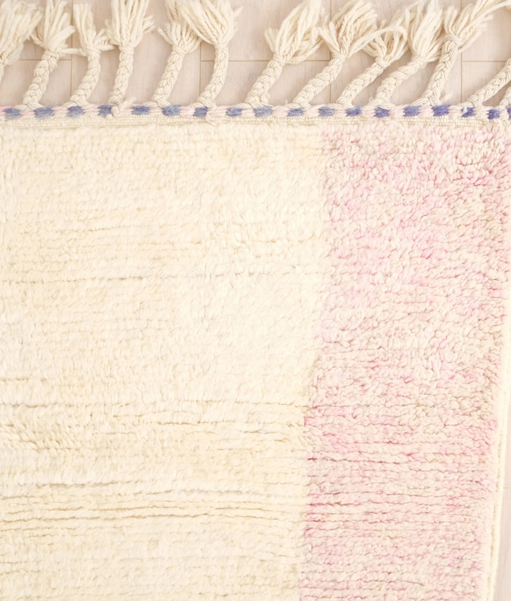 Tapis Beni Ourain personnalisé | Laine violette et rose pelucheuse