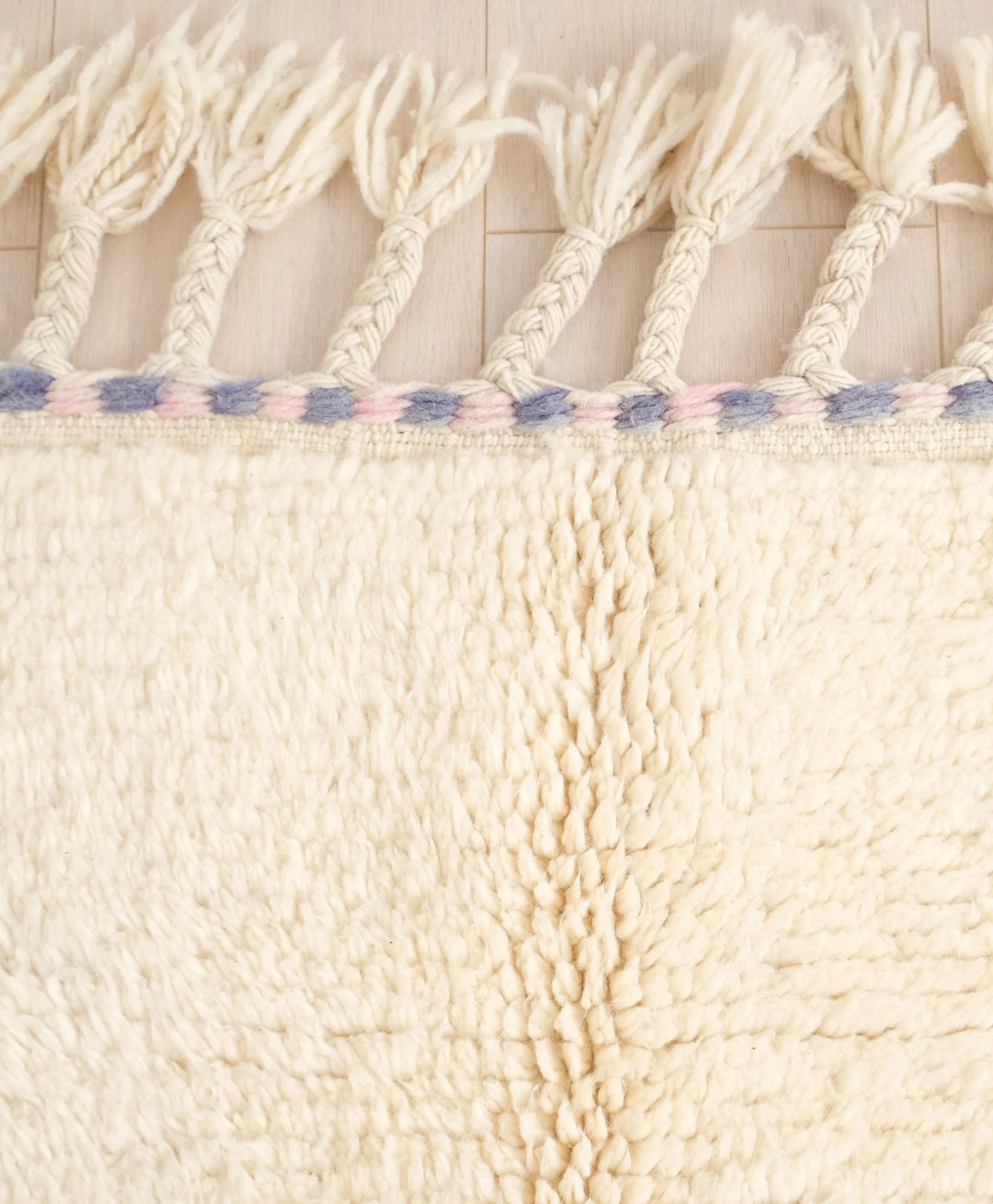Tapis Beni Ourain personnalisé | Laine violette et rose pelucheuse