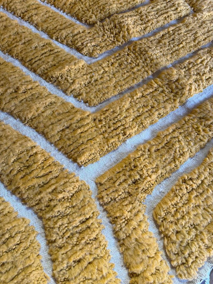 Tapis Beni Ourain sur mesure | Chevron sculpté jaune moutarde