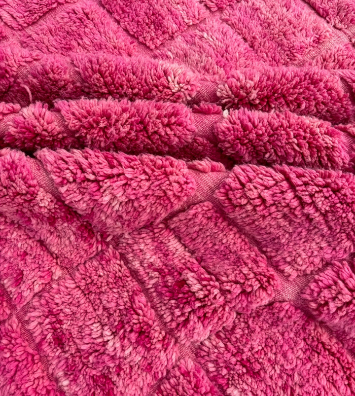 Tapis Beni Ouarain sur mesure | Fushia texturé gaufré vibrant