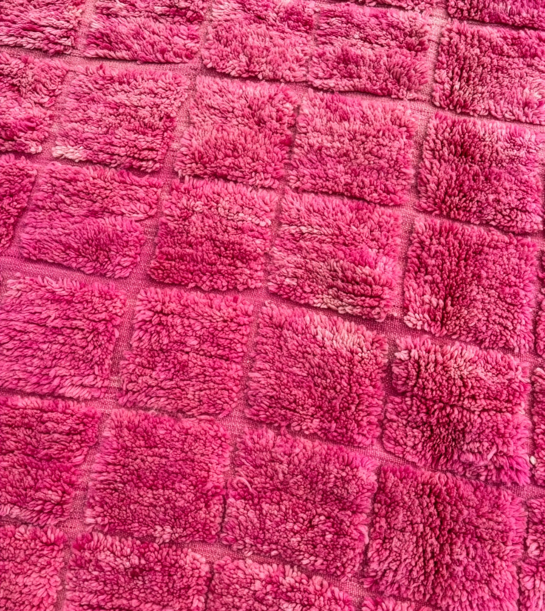 Tapis Beni Ouarain sur mesure | Fushia texturé gaufré vibrant