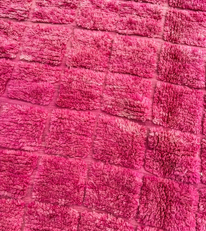 Tapis Beni Ouarain sur mesure | Fushia texturé gaufré vibrant