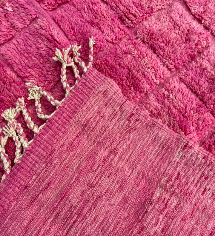 Tapis Beni Ouarain sur mesure | Fushia texturé gaufré vibrant