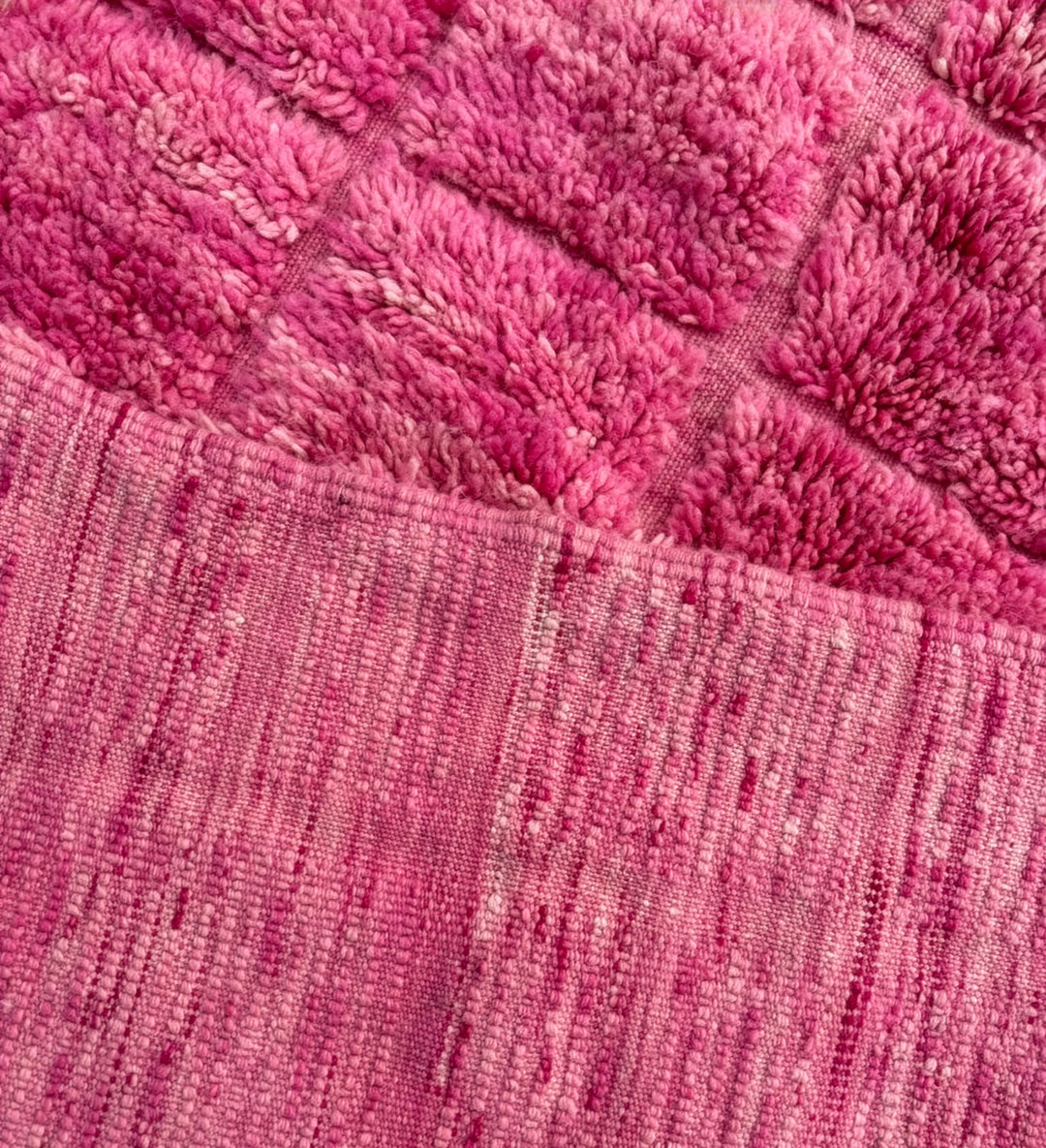 Tapis Beni Ouarain sur mesure | Fushia texturé gaufré vibrant