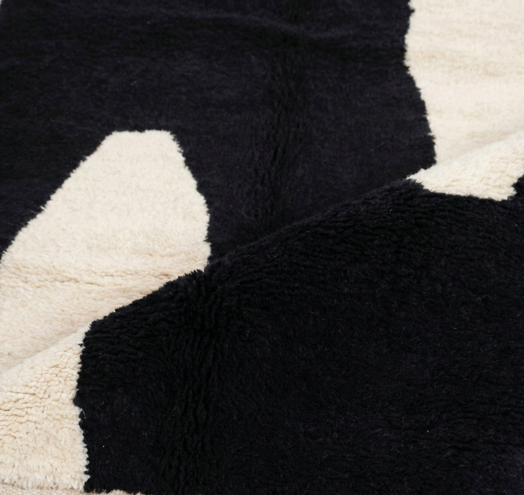 Tapis Beni Mrirt vert olive sur mesure | Abstrait noir et crème