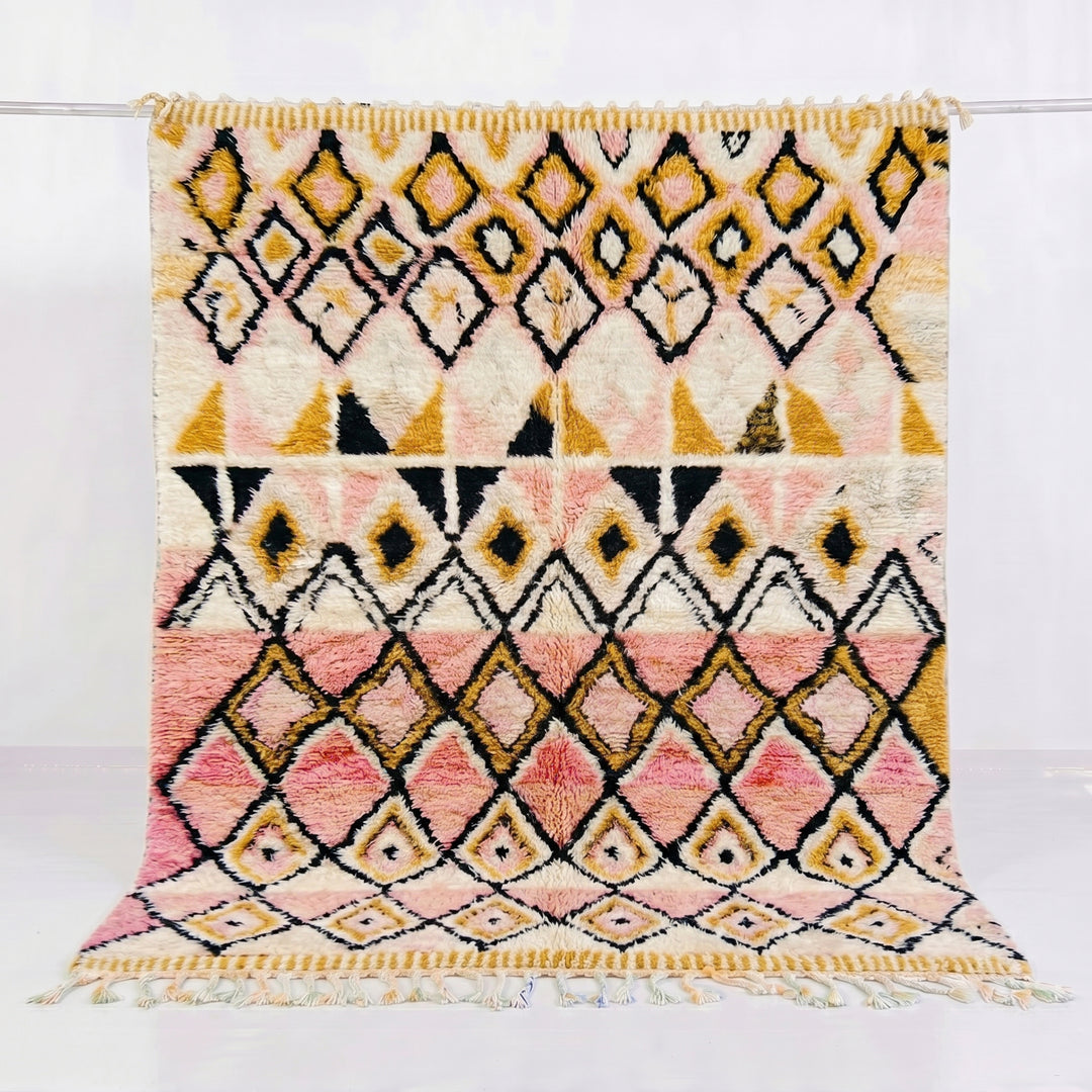 Tapis berbère Beni Ouarain sur mesure motifs losanges géométriques bohèmes rose et moutarde